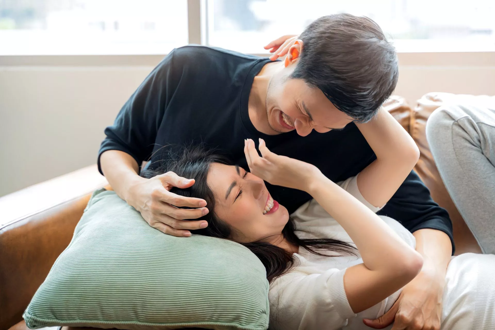202608262076.webp 包養配對成功後的男女互動情境,呈現聊天、相處與關係建立示意