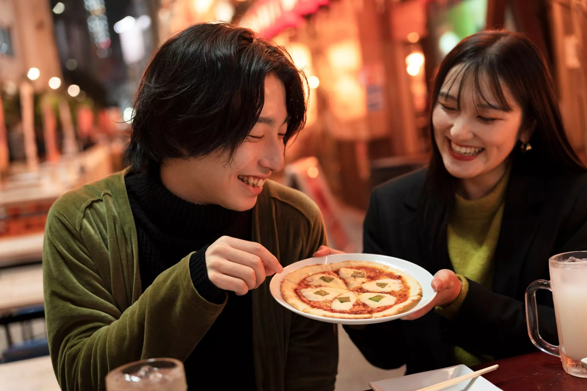 男女在夜晚餐廳開心用餐聊天，呈現包養網新手約會、真人互動與安全交流的情境示意