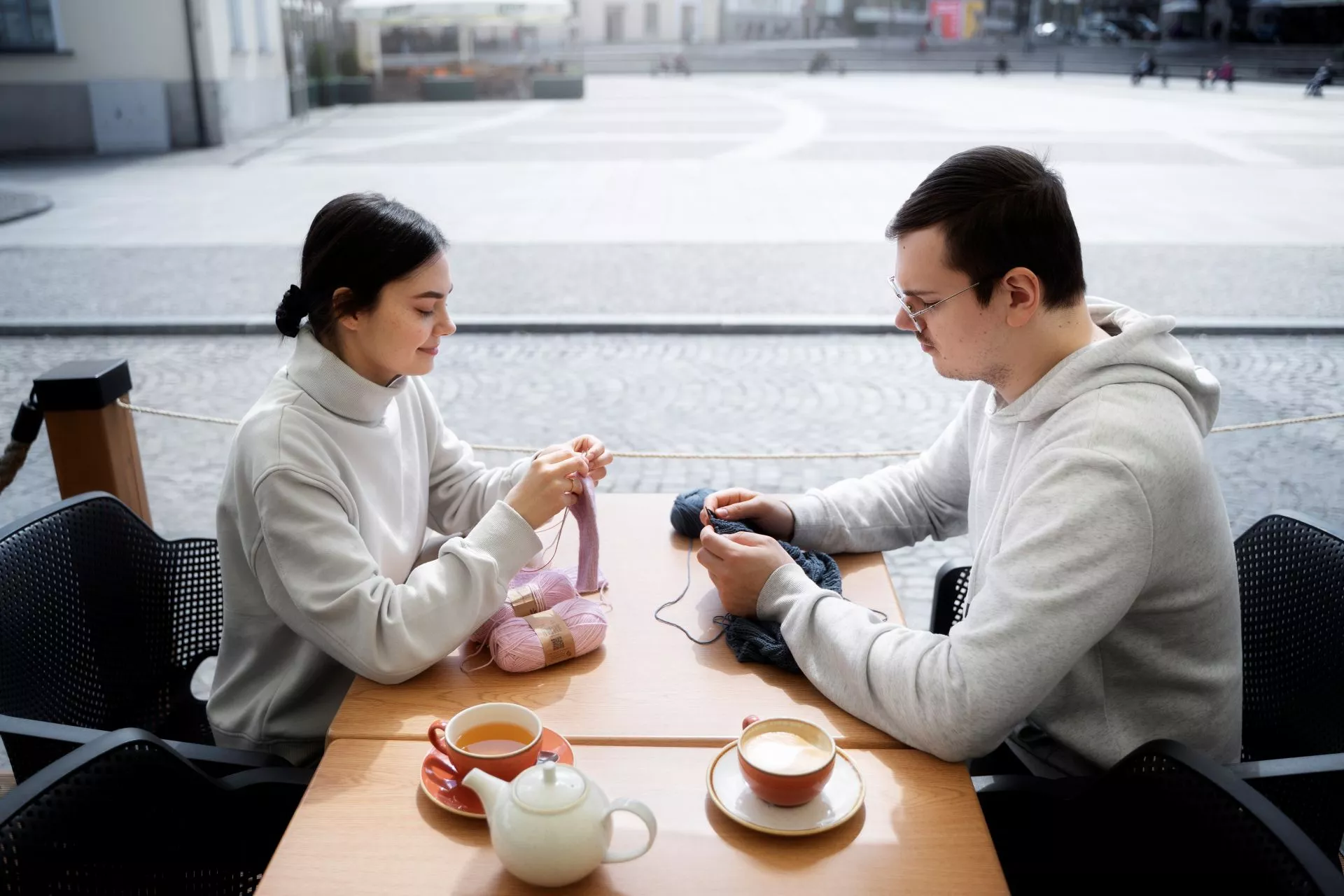 202607021861.webp 男女在咖啡館面對面編織聊天,呈現包養網新手約會、真人互動與安全交流的生活情境示意