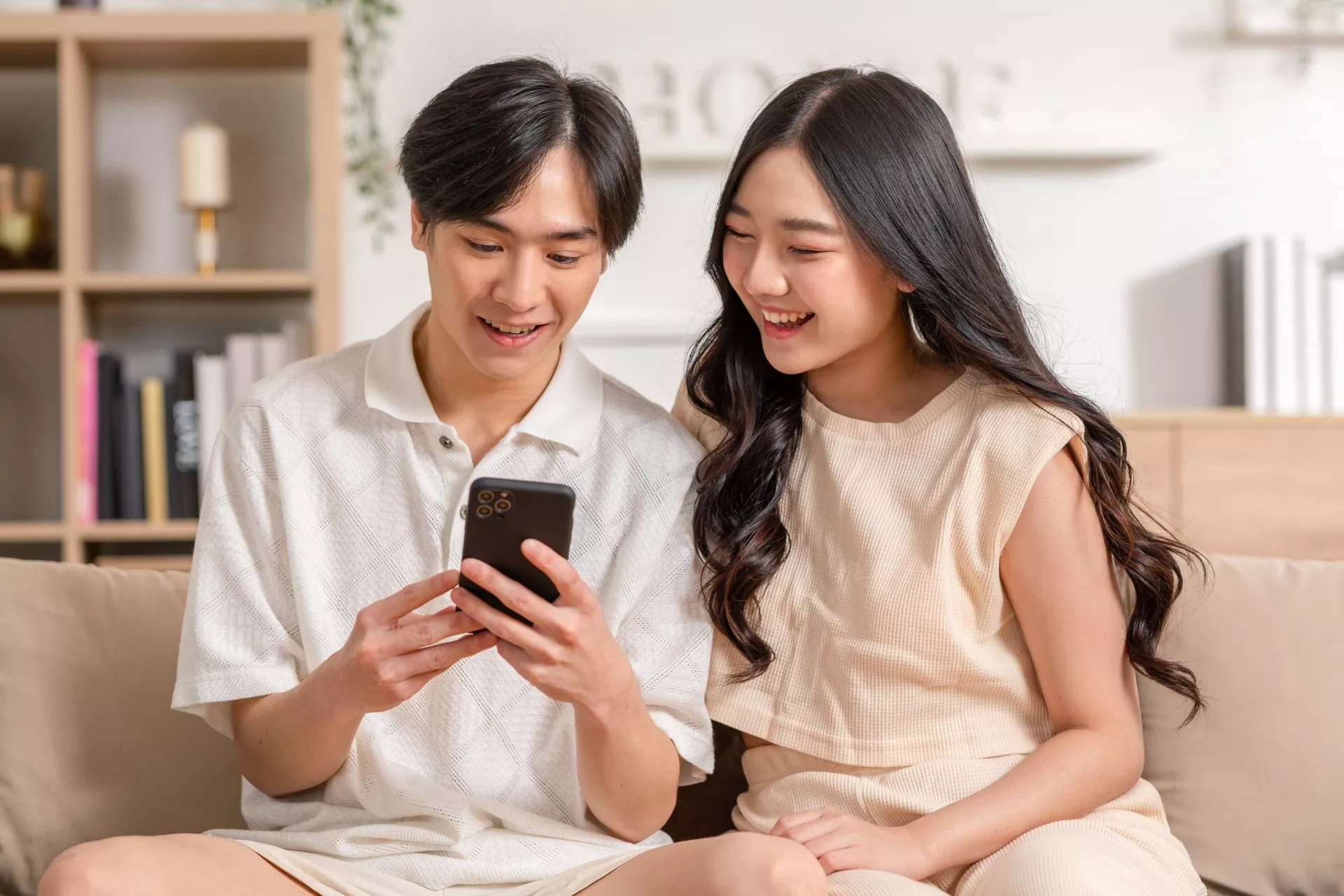 202608061649.webp 包養關係中的男女查看手機轉帳訊息,示意借帳戶、代收款與人頭帳戶的不明金流風險。